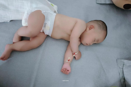 南充宝宝拍嗝的正确方法